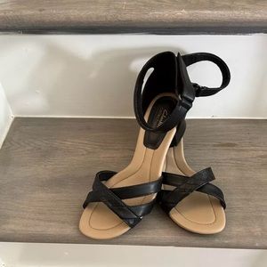 Clark’s Size 9.5 W Desirae Lily 2” Square Heel Hook And Loop Closure Ankle Strap